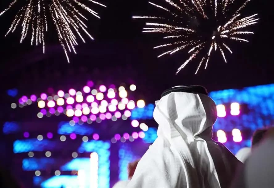 زائر يشاهد الألعاب النارية وسط الحشد